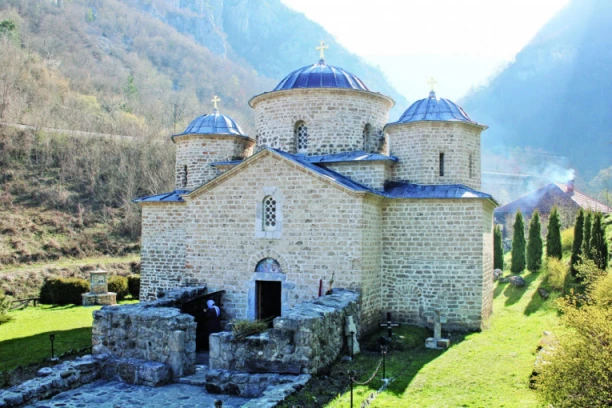 OVO JE SRPSKA SVETINJA U KOJOJ LEŽE MOŠTI NEMANJIĆA! Manastir Davidovica spada u red najlepših crkvi u zemlji, a evo kakvu TAJNU ČUVA - Tiče se patrijarha Pavla!