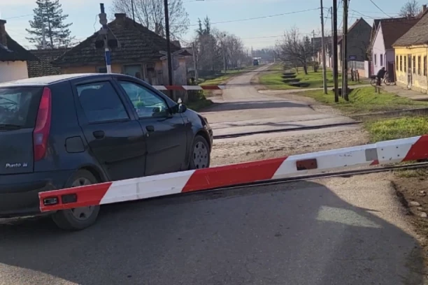 SPUŠTENA RAMPA IM NE PREDSTAVLJA NIŠTA: Nesavesni meštani Laćarca prelaze preko šina (VIDEO)