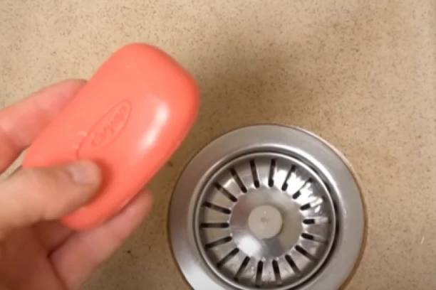 OČISTITE SUDOPERU JEDNIM SAPUNOM: Rezultati su NEVEROVATNI, za 5 minuta sve će blistati!