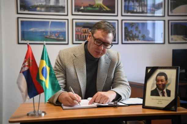 POSLEDNJI POZDRAV! Predsednik Vučić se oprostio od Pelea!