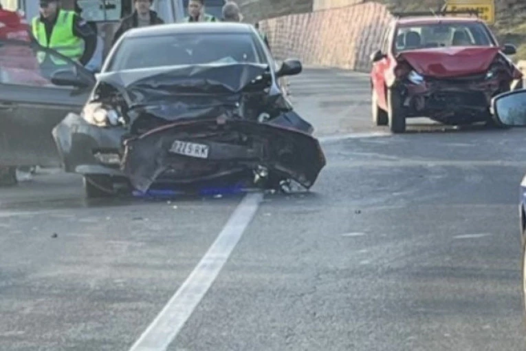 UDES KOD POŽEGE! Vozač zaspao za volanom! Ima povređenih, među njima i deca