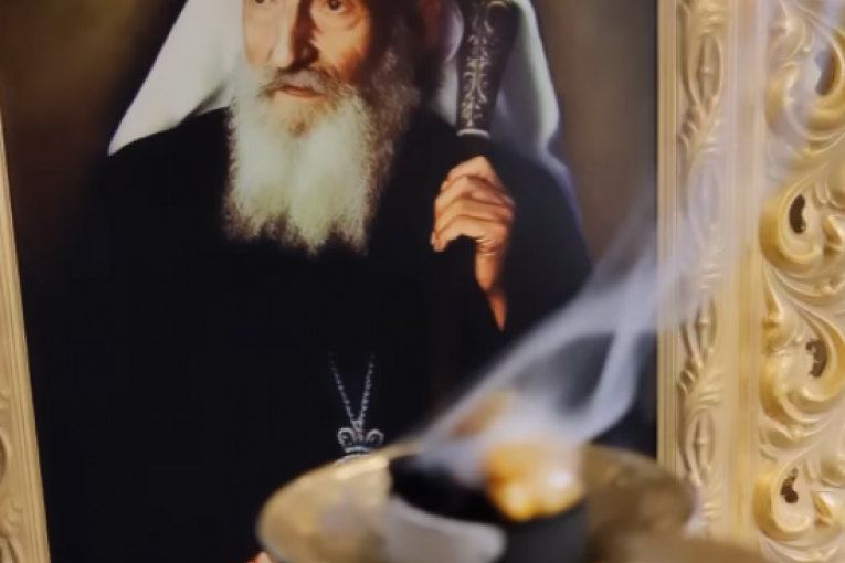 Patrijar Pavle i upaljeno kandilo