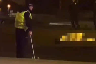 VOZAČ AUTOBUSA POKOSIO ŽENU NA OKRETNICI! Stravična nesreća na Badnje veče!