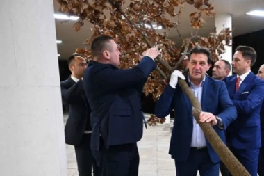 MINISTAR GAŠIĆ ČESTITAO BOŽIĆ! Uneo badnjak i poslao jaku poruku građanima