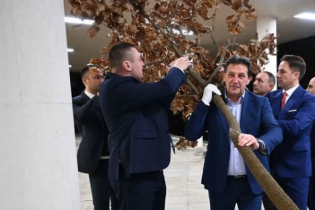 MINISTAR GAŠIĆ ČESTITAO BOŽIĆ! Uneo badnjak i poslao jaku poruku građanima