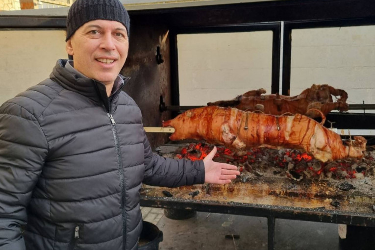 Milan Topalović Topalko peče pečenicu