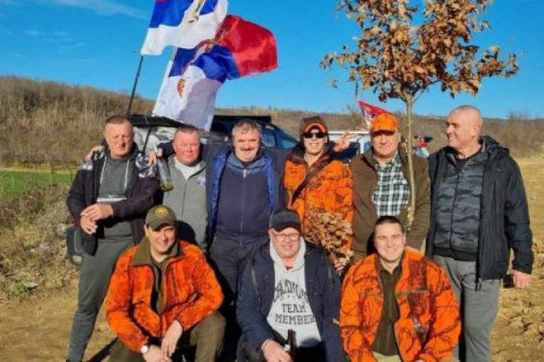 Milan Topalović Topalko sa prijateljima na seči badnjaka