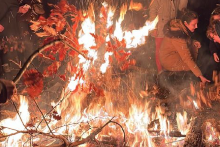 Stanija Dobrojević na paljenju badnjaka