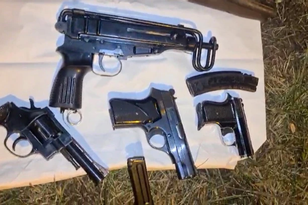 DRŽAO U KUĆI ARSENAL ORUŽJA: Policija pretresla objekat kod Golupca i zatekla neverovatan prizor - automatske puške, bombe i municija na sve strane!