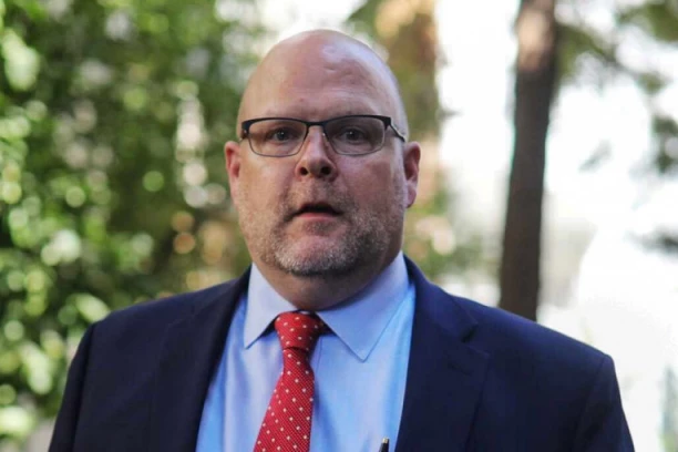 "NOVAC NAMENJEN SOCIJALNI DAVANJIMA ŠTO PRE VRATITI"! Oglasio se američki ambasador u Prištini! SAD duboko zabrinute zbog najnovijih akcija Aljbina Kurtija!