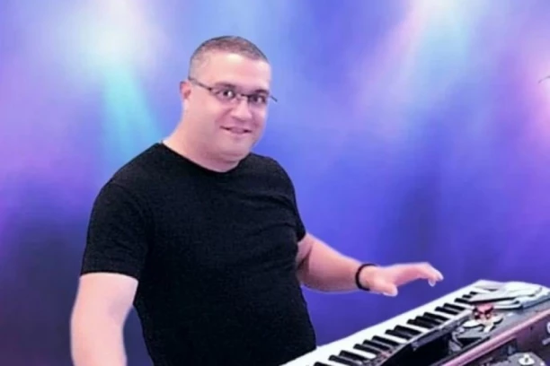 OVO JE PEVAČ KOJI JE PRONAĐEN MRTAV POSLE NOVOGODIŠNJEG NASTUPA: Na mrežama se prijatelji opraštaju od njega! Uvek ću te pamtiti po vedrini i osmehu!(FOTO)