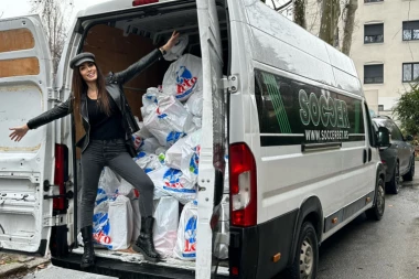 IVANA KORAB I SOCCERBET ISPUNILI SRCA MALIŠANA I NAJUGROŽENIJIH: Paketići za najlepši osmeh!