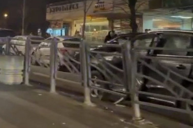 ŽESTOKA SAOBRAĆAJKA U ULICI VOJVODE STEPE: "Alfa" naletela na nekoliko parkiranih automobila - težak karambol (VIDEO)