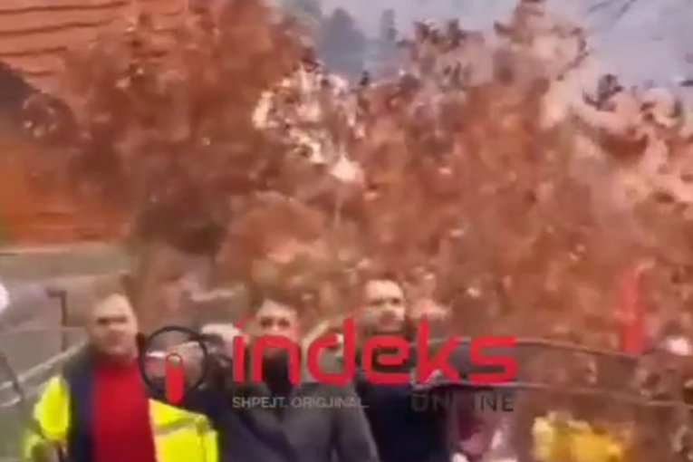 Srbi nose Badnjak