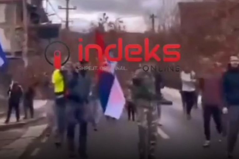 Srbi sa Badnjacima i zastavama