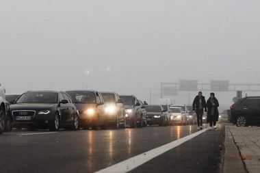 ZBOG SNEŽNIH PADAVINA, EVO KOJE SAOBRAĆAJNICE SU NEPROHODNE! Vozači, OPREZ zbog poledice!