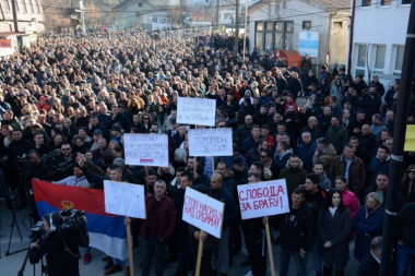 "KURTI, DECU TI NEĆEMO OPROSTITI"! Miran protest Srba u centru Štrpca! "OKUPILE NAS RANE JUNAČKE MILOŠA I STEFANA"! (FOTO)