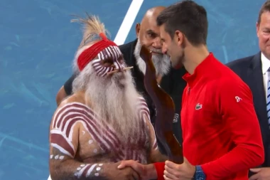 SVI SU OSTALI U ČUDU: Neobična dodela u Adelejdu - Novak se divnim GESTOM zahvalio na peharu!