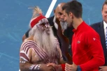 SVI SU OSTALI U ČUDU: Neobična dodela u Adelejdu - Novak se divnim GESTOM zahvalio na peharu!
