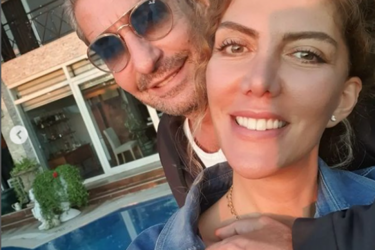 Erkan i Didem pored bazena