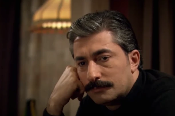 GLUMCA IZ SERIJE "KAKO VREME PROLAZI" ŽENA UHVATILA SA LJUBAVNICOM? U jeku skandala kupovao luksuzan nakit da se OPERE,  a o braku je govorio OVAKO!