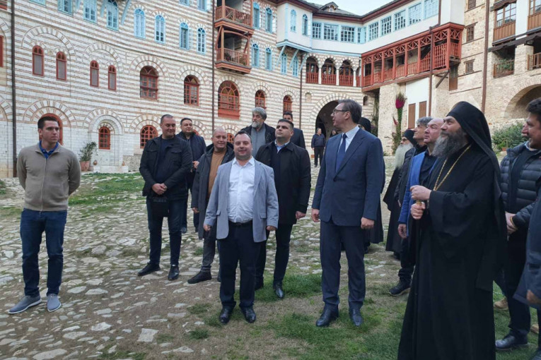 Vučić u manastiru Hilandaru