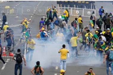 HAOS U BRAZILU SE NASTAVLJA! Demonstranti upali u predsedničku palatu, sve UNIŠTILI! VIŠE OD 400 UHAPŠENIH! (VIDEO)