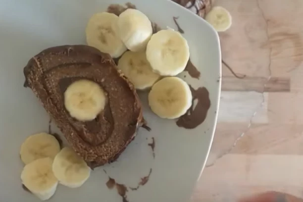 SAVRŠEN ČOKOLADNI ROLAT SA BANANAMA: Ne peče se i spreman za čas!