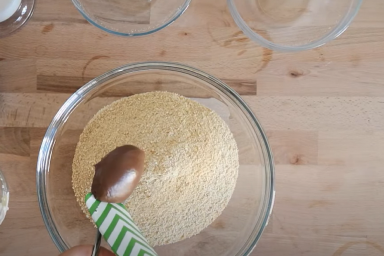 Mešanje mlevenog keksa i krema