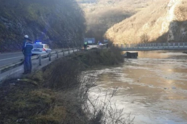 DRAMA U BIJELOM POLJU! Tinejdžerka skočila sa mosta u Lim!