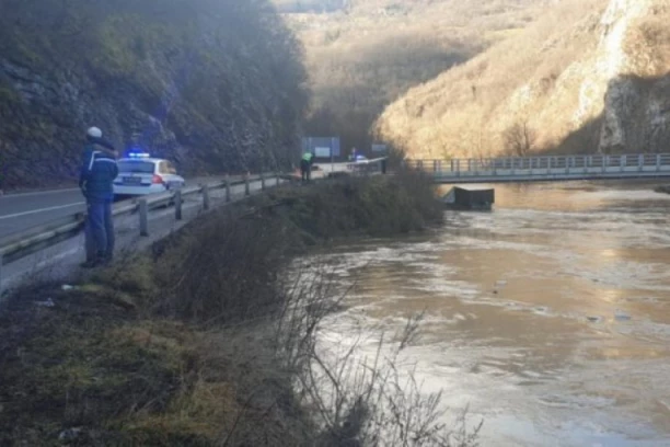 DRAMA U BIJELOM POLJU! Tinejdžerka skočila sa mosta u Lim!