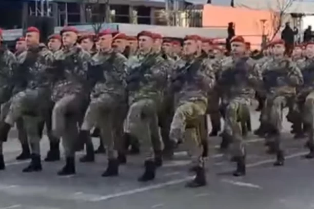 DANAS JE DAN REPUBLIKE SRPSKE! U Novom Sarajevu u toku SVEČANI DEFILE! RAZVIJENA ZASTAVA DUGA 500 METARA! (FOTO)