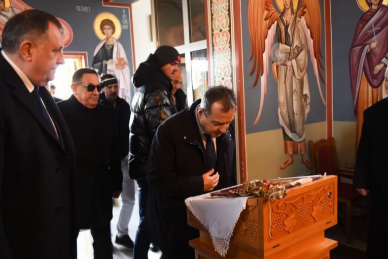 Iivca Dačić celiva ikonu 