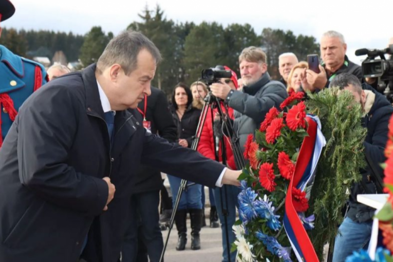 Ivica Dačić ostavlja venac