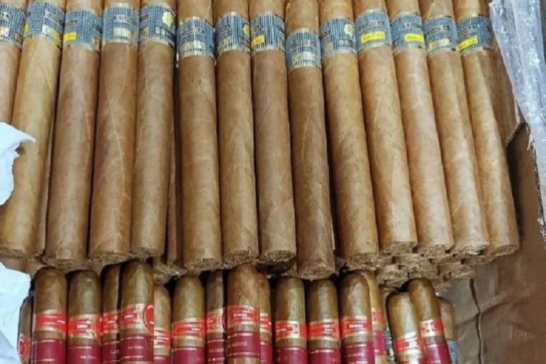 NEVEROVATNA ZAPLENA NA BEOGRADSKOM AERODROMU: Putnik pokušao da prošvercuje 2.000 tompusa (FOTO)