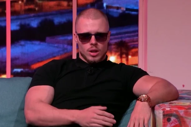 SKINUO SE NAŠ POZNATI PEVAČ! Da li je moguće da OVAKO izgleda - sve PUCA od mišića! Evo čime raspolaže (FOTO)