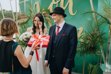 ODEM NA SLAVLJE, ALI NE PONESEM POKLON: Žena smatra da je jedan potez NEDOPUSTIV, pa prijatelje odmah udari po džepu!