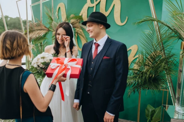 HAOS  NA MREŽAMA ZBOG PITANJA OKO POKLONA ZA SVADBU I KRŠTENJE! Svi samo o kovertama!