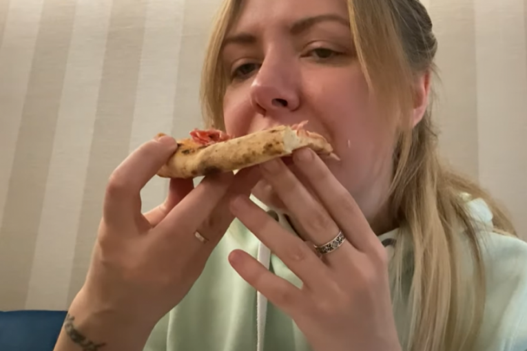 Ksenija jede picu