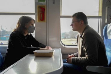 IZNENADNA POSETA ANALENE BERBOK HARKOVU: Deci donela igračke na poklon, Ukrajincima obećala nov talas oružja!