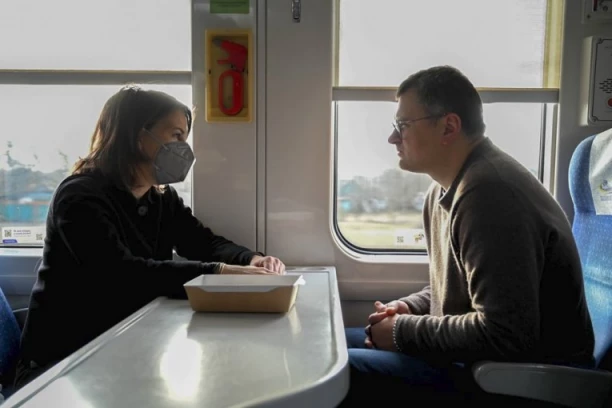 IZNENADNA POSETA ANALENE BERBOK HARKOVU: Deci donela igračke na poklon, Ukrajincima obećala nov talas oružja!