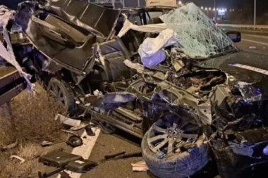 PRVI DEO VOZILA SMRSKAN, VATROGASCI REZALI AUTOMOBIL KAKO BI IZVUKLI PREŽIVELE! Detalji JEZIVE nesreće kod Kaknja, majka (44) poginula, otac i deca teško povređeni!