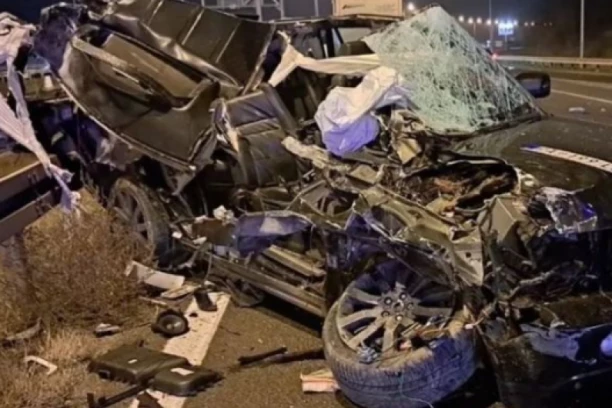 PRVI DEO VOZILA SMRSKAN, VATROGASCI REZALI AUTOMOBIL KAKO BI IZVUKLI PREŽIVELE! Detalji JEZIVE nesreće kod Kaknja, majka (44) poginula, otac i deca teško povređeni!