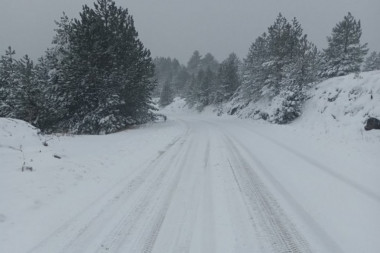 AGONIJA NA MAGISTRALI KOD NOVE VAROŠI: Napadalo preko 40 centimetara snega, zbog neadekvatne opreme na vozilima došlo do zastoja saobraćaja