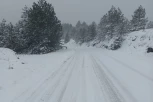 AGONIJA NA MAGISTRALI KOD NOVE VAROŠI: Napadalo preko 40 centimetara snega, zbog neadekvatne opreme na vozilima došlo do zastoja saobraćaja