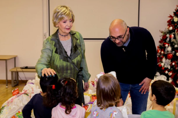 ODREKLA SE HONORARA OD ADMIRALBETA U HUMANITARNE SVRHE: Jedna, jedina! Veliko srce Lepe Lukić!