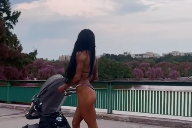 Biljana šeta bebu u kupaćem