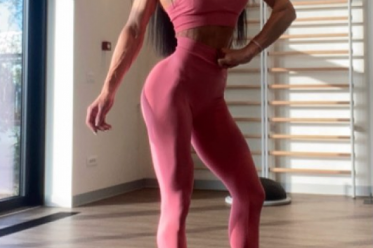 Biljana pokazuje mišiće u roze kompletu
