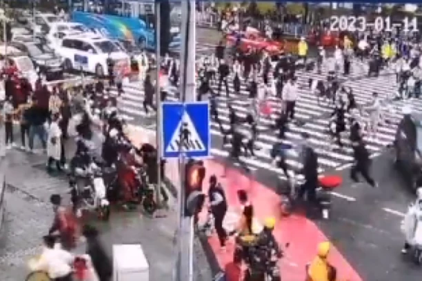 HOROR U KINI! Kolima se zaleteo u pešake, IMA MRTVIH! (UZNEMIRUJUĆ VIDEO)