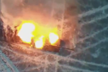 POSLE DVA UDARA, POSADA U PANICI KRENULA DA BEŽI! Pogledajte kako ruski DRONOVI SAMOUBICE uništavaju poljski TOP! (VIDEO)